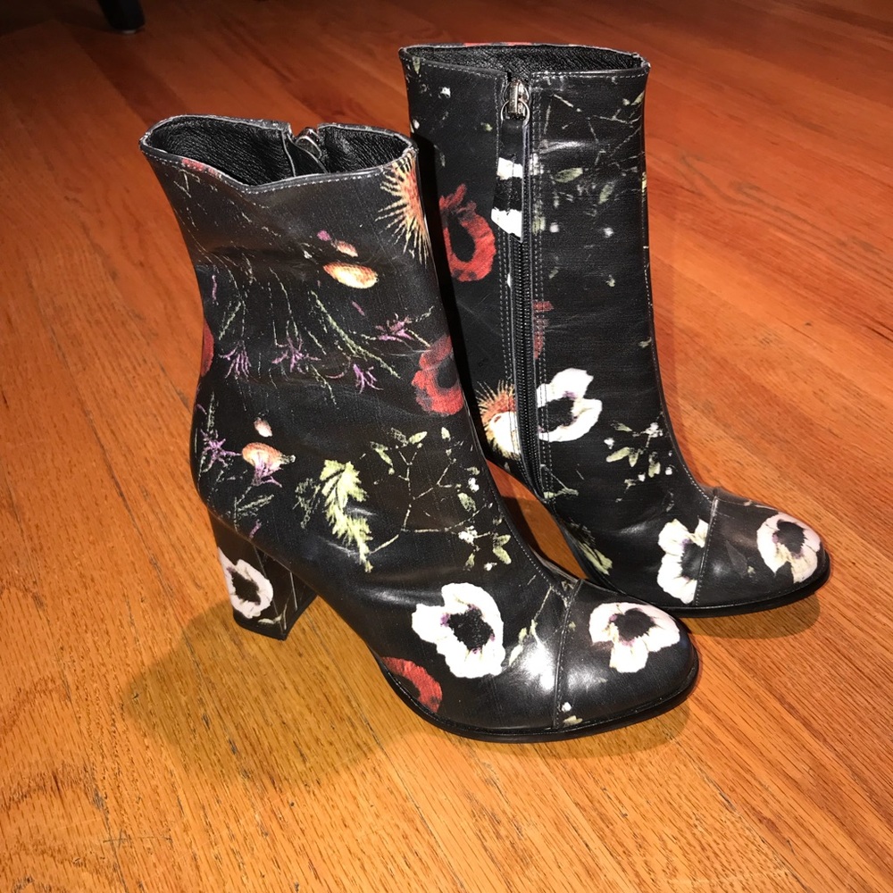 Brand New Matisse Graffiti Booties in Black Floral